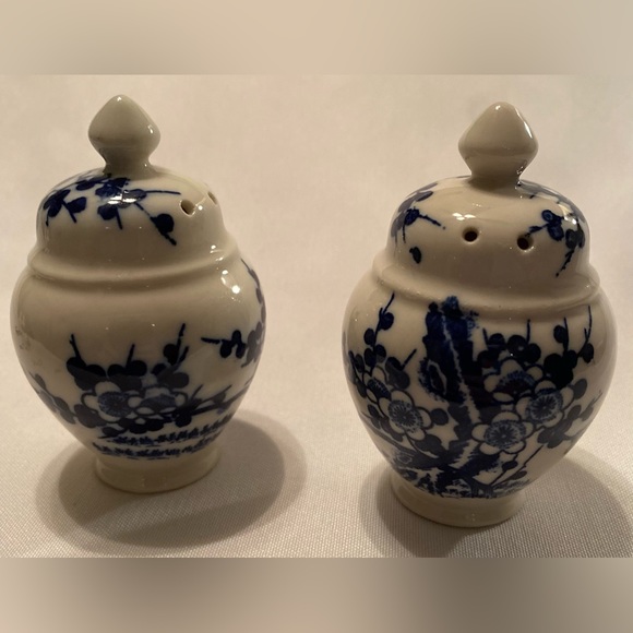 Vintage Japanese Ceramic Salt and Pepper Shaker Set (2) - Picture 1 of 5
